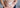 schwangere Frau cremt sich Babybauch im Sommer mit mineralischer med Sonnencreme von das boep für Schwangere ein
