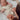 Hebamme welche ein paar Wochen altes Baby Untersucht