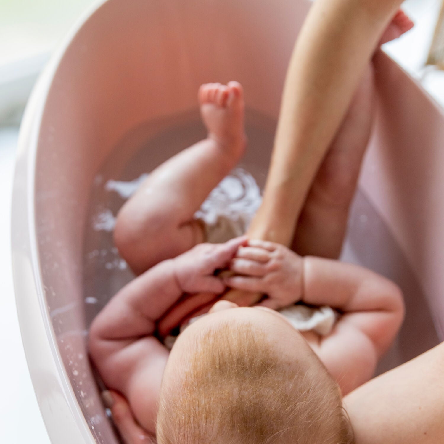 Baby badet mit Babypflege von das boep