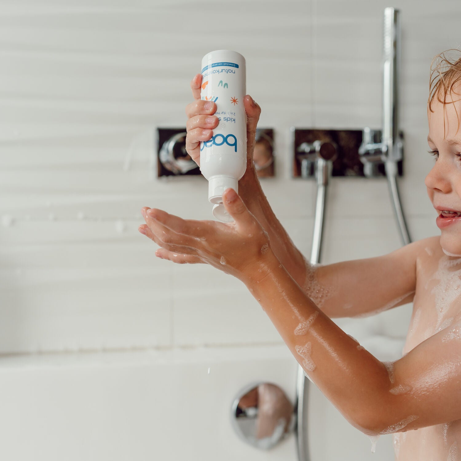 Naturkosmetik Kinder Shampoo von das boep in Anwendung