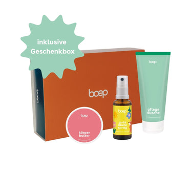 Das Set kleine Auszeit für Schwangere und Mamas von das boep besteht aus der Körperbutter für den Babybauch, einer Pflegedusche als Naturkosmetik Duschzeug und dem Gute Laune Spray, einem natürlichen Duftspray