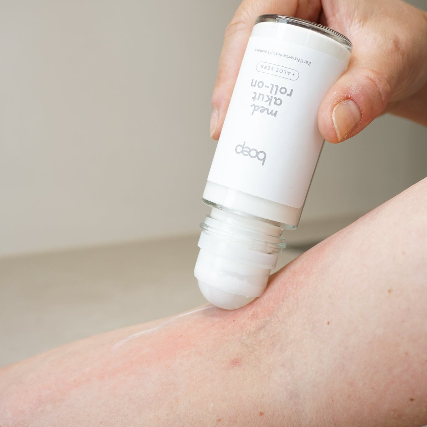 Der med Akut Roll-On kann bei atopischer Haut und juckender Haut verwendet werden