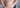 Schwangere cremt Babybauch mit boep Creme ein