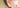 Frau cremt sich mit med Sonnencreme von das boep ein