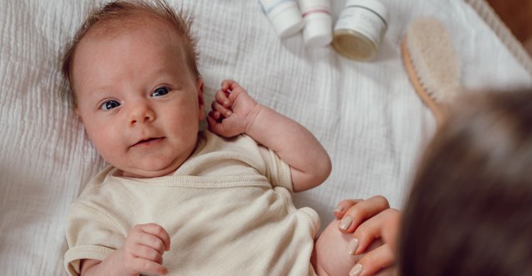 Hautpflege bei Neugeborenen mit Mandelöl Babycreme und Babywundcreme