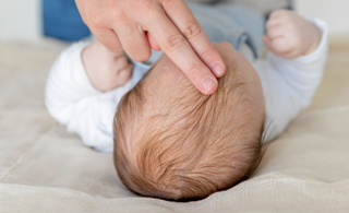 Naturkosmetik Mandelöl von das boep für Babys mit Kopfgneis oder Milchschorf Schuppen