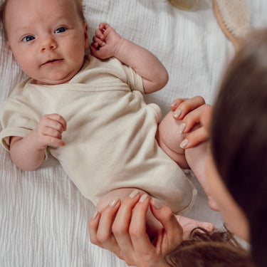 Hebamme welche ein paar Wochen altes Baby Untersucht 
