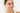 Frau cremt Gesicht mit Creme ein