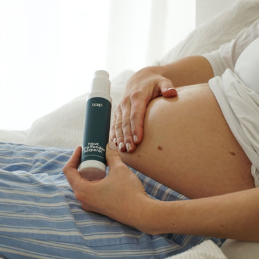das boep Hautstraffendes Körperöl in Anwendung an Babybauch 