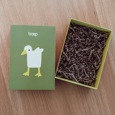 Geschenkbox von das boep zum Verpacken und Verschenken an Schwangere oder zur Geburt mit Babypflege.