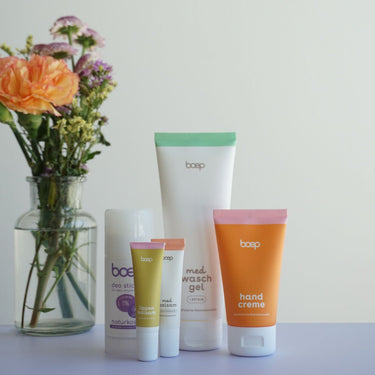 boep Kliniktaschen Set mit den Essentials für die Geburt und im Wochenbett, bestehend aus dem med Balsam Mini für wunde Brustwarzen vom Stillen, duftstoffreiem Deo für empfindliche Haut, einem veganen Lippenbalsam, einem Waschgel und einer Handcreme