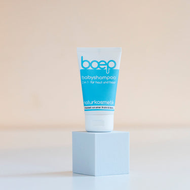 Naturkosmetik babyshampoo von das boep in praktischer Reisegröße vor einem hellen Hintergrund