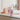 Das boep Babyshampoo in 500ml steht neben dem Babyshampoo 100ml auf dem Badewannenrand und im Hintergrund sitzt ein Baby in der Badewanne
