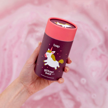 Pflegender Badezusatz von das boep für Kinder und trockene Haut der als Badewasserfarbe das Wasser pink färbt