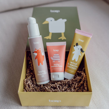 Geschenkset mit Produkten zur Erstausstattung als Geschenk zur Geburt mit einem Wind & Wetterbalsam, einer Babywundcreme und einem Babymandelöl von das boep