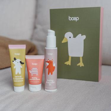 Geschenkset mit Produkten zur Erstausstattung als Geschenk zur Geburt mit einem Wind & Wetterbalsam, einer Babywundcreme und einem Babymandelöl von das boep