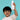Kind hält Kids Shampoo von das boep in der Hand vor türkisem Hintergrund