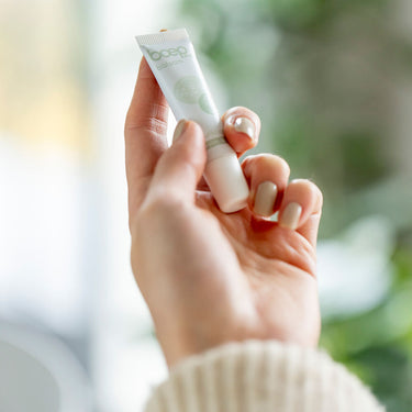 Person hält Naturkosmetik med Balsam Mini für sehr empfindliche Haut und Neurodermitis von das boep in der Hand
