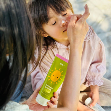 Kind bekommt die mineralische Sonnencreme von das boep ohne Weichmacher für Kinder aufgetragen