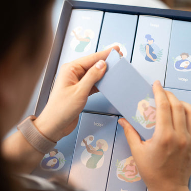 Schwangerschaftskalender von das boep als Geschenk für Schwangere mit veganen und nachhaltigen Produkten zur Körperpflege in der Schwangerschaft.