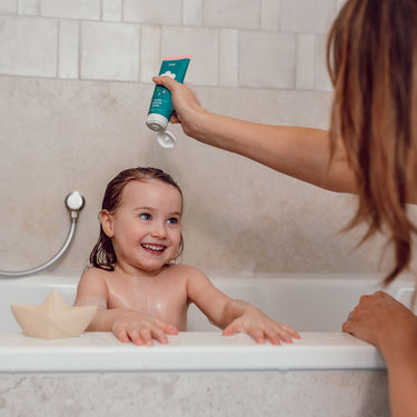 Kind bekommt Kinder Shampoo von das boep vegane Kosmetik Online Shop mit zertifizierter Naturkosmetik für die ganze Familie im neuen Design auf die Haare aufgetragen.