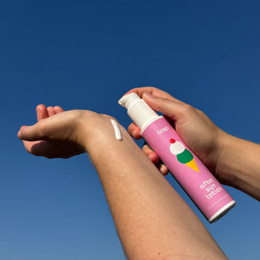 Vegane, zertifizierte Natuskosmetik After Sun Lotion von das boep für trockene Haut wird auf einen Arm aufgetragen