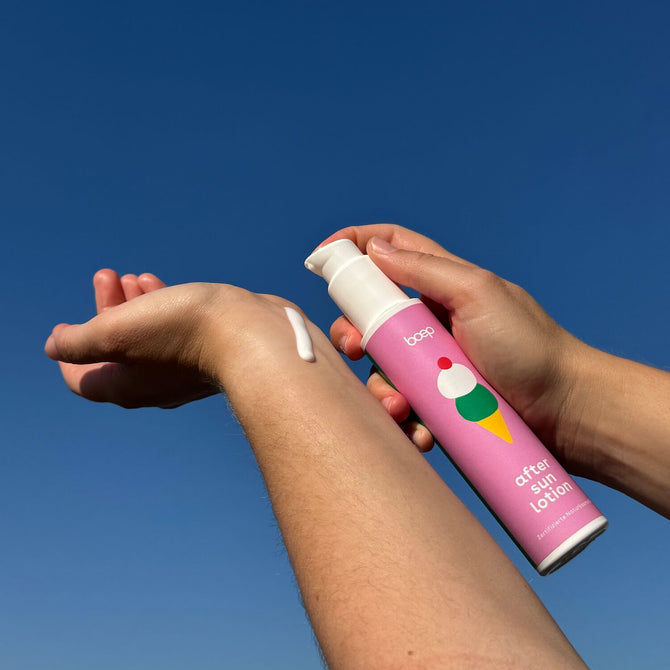 Vegane, zertifizierte Natuskosmetik After Sun Lotion von das boep für trockene Haut wird auf einen Arm aufgetragen