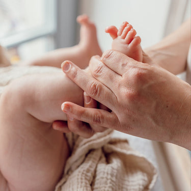 Das natürliche Babymandelöl von das boep in Anwendung für eine Babymassage bei trockener Babyhaut