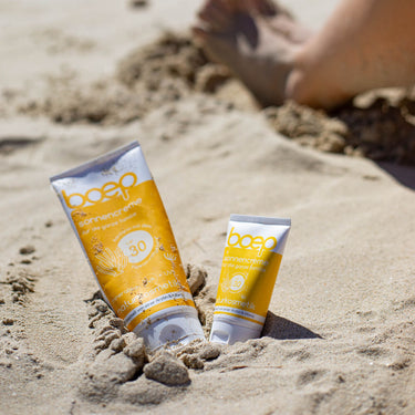 Mineralische Sonnencreme für die ganze Familie mit LSF 30 von das boep in der 200ml Tube und in der 40ml Reisegröße stecken im Sand