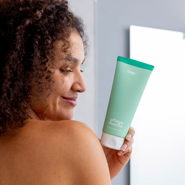 Frau hält die boep Pflegedusche Duschzeug für sehr empfindliche Haut und bei Neurodermits mit Aloe Vera in der Hand