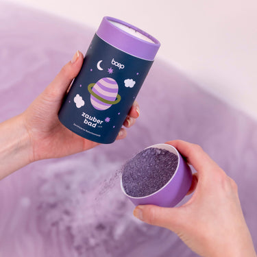 Pflegender Badezusatz für Kinder und trockene Haut der als Badewasserfarbe das Wasser lila färbt