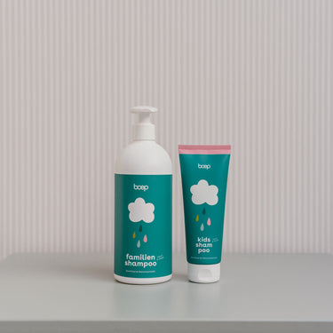 Kids Shampoo und Familienshampoo in Maxi Größe Shampoo für Kinder und die ganze Familie stehen nebeneinander