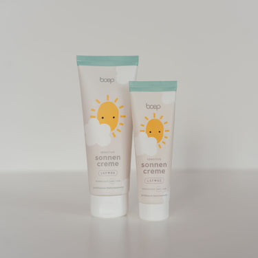 das boep mineralische Sonnencreme Sensitiv 50 ohne Duftstoffe für sehr empfindliche Haut steht in zwei Größen nebeneinander