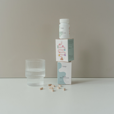 Gestapelte Packungen des probiotischen Nahrungsergänzungmittels von das boep 
bei Neurodermitis und Verdauungsbeschwerden von das boep für Kinder und Schwangere 