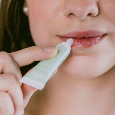 Person benutzt veganes Lippenbalsam für trockene Lippen von das boep zertifizierte Naturkosmetik