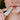 Person benutzt veganes Lippenbalsam für trockene Lippen von das boep