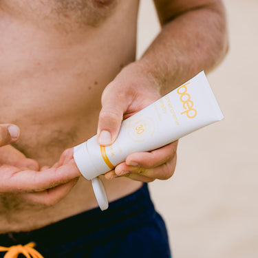 Mineralische Sonnencreme Sensitiv ohne Duft mit LSF 30 von das boep in Anwendung am Strand