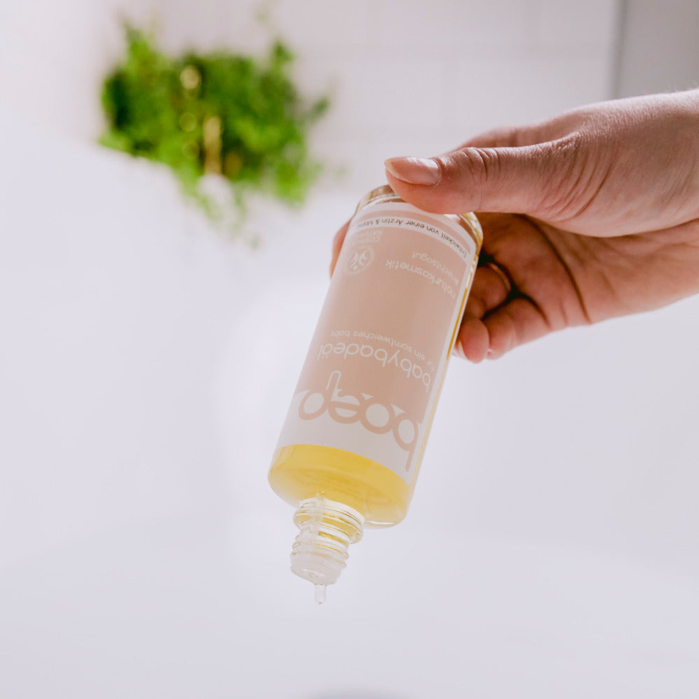 Das Bild zeigt das Baby Badeöl als natürlichen Badezusatz in der Anwendung. Das Babyöl eignet sich ideal für die Neugeborenenpflege und Säuglingspflege.