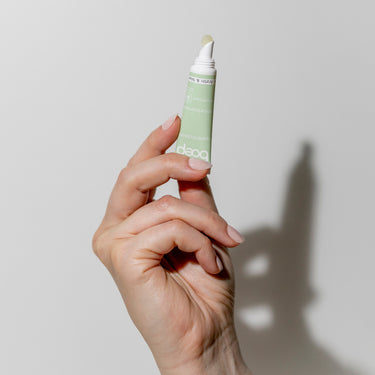 Person hält Naturkosmetik Lippenbalsam von das boep in der Hand