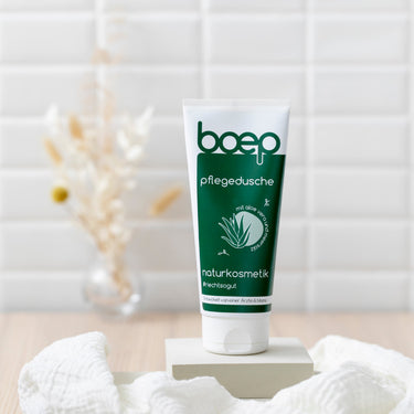 Naturkosmetik Duschgel Pflegedusche von das boep mit Trockenblumen im Hintergrund