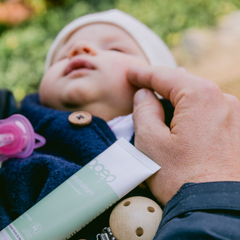 Der boep Babybalsam ist eine natürliche Wind- und Wettercreme für Babys und Kinder – und ist auch als Kälteschutzcreme oder Wetterschutzcreme bekannt.