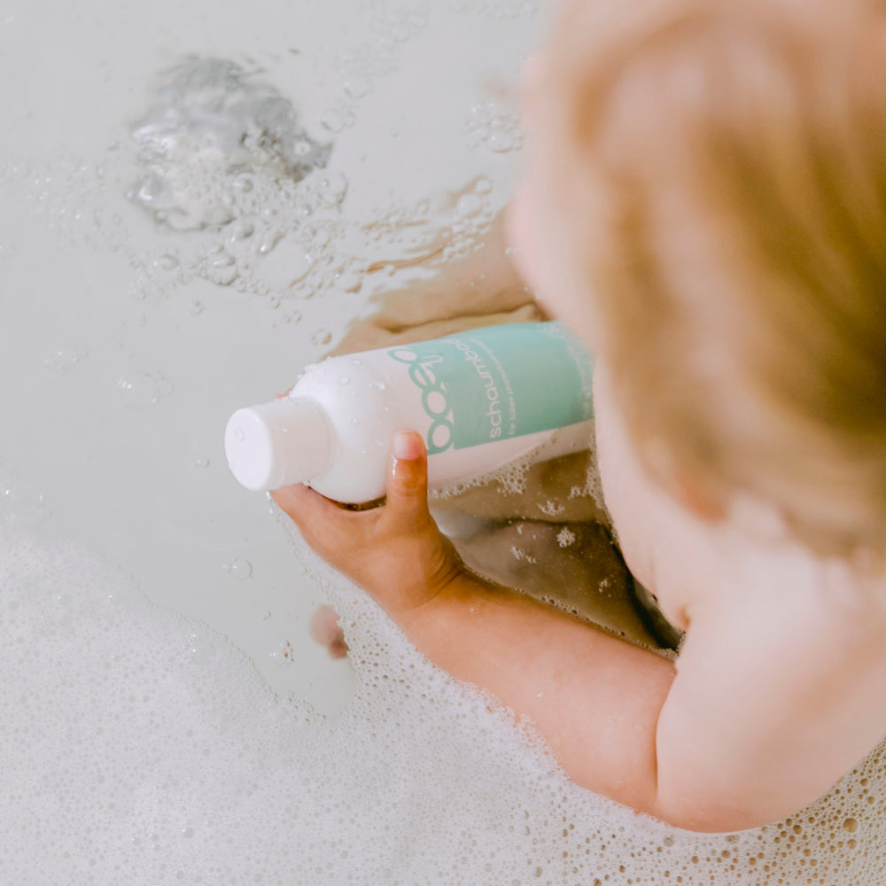 Das Bild zeigt ein Kleinkind in der Badewanne und dem natürlichen, milden Badeschaum von das boep mit Bio-Ringelblumenextrakten und natürlichen Tensiden. 